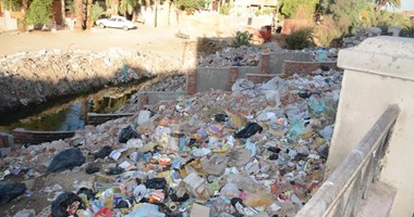 محافظ سوهاج يحيل رئيس قرية روافع القصير إلى التحقيق بسبب تراكم القمامة