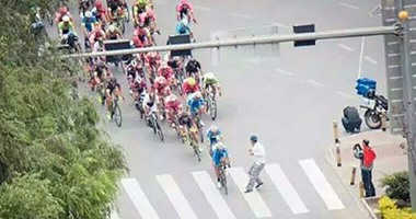 بالفيديو.. مواطن صينى يتسبب فى كارثة بسباق دراجات بسبب عبوره للشارع