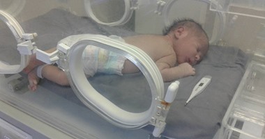 قارئة تستغيث بمسئولى مستشفى أبو الريش لإجراء عملية لابنها الرضيع