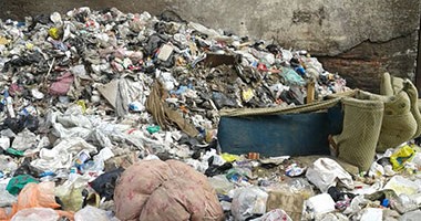بالفيديو.. تلال القمامة تهدد حياة الأهالى فى منطقة بشتيل بالجيزة