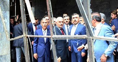 بالصور.. رئيس وزراء تركيا يتفقد أضرار مبنى البرلمان بعد قصفه من قبل الجيش