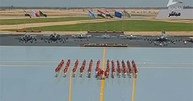 بالفيديو.. خريجو الكلية الجوية يشكلون بالطائرات كلمة "مصر"