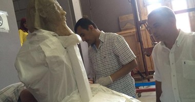 بالصور.. تعرف على خطوات تغليف تمثال الملك منكاورع فى المتحف المصرى 