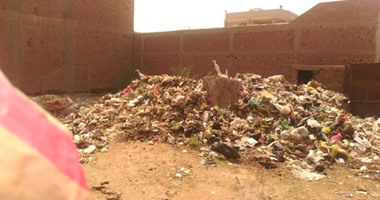 بالصور.. القمامة تحاصر الأهالى بمنشأة البكارى بالتزامن مع حملة "حلوة يا بلدى"