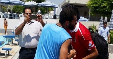عبد الله السعيد يهنئ مروان محسن باللعب للأهلي على حمام السباحة
