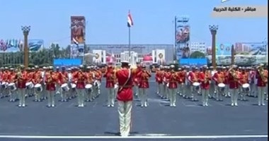 بالفيديو..السيسي يتابع تشكيلات فرق الموسيقى العسكرية بساحة الكلية الحربية