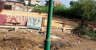 صحافة المواطن.. قارىء يرسل صورا لملعب كرة يتحول لـ"خرابة" بقرية فى المحلة