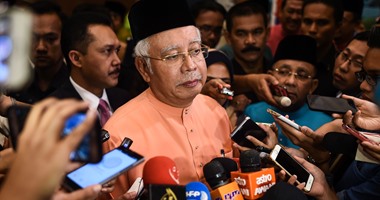 الجارديان: رئيس الوزراء الماليزى يواجه معركة من أجل البقاء سياسيا