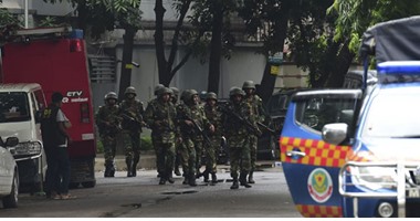 الشرطة فى بنجلادش تعتقل خمسة لتخطيطهم تنفيذ هجمات انتحارية فى داكا