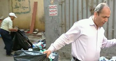 رئيس حى وسط بالإسكندرية يرفع القمامة بنفسه خلال حملة لتنظيف الشوارع