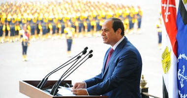 الرئيس السيسى يلتقط صورا تذكارية مع العاملين بمشروع أنفاق قناة السويس