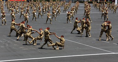 طلاب الكليات العسكرية يقدمون استعراضا تكتيكيا للحرب في حضور الرئيس السيسى