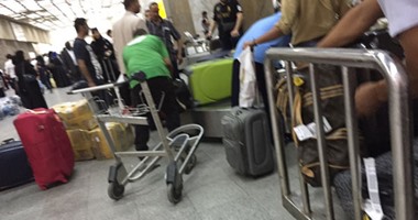 بالصور.. تكدس الركاب بمطار القاهرة بسبب نقص عربات الحقائب