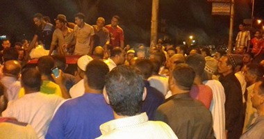 المئات بعزبة "الكوم" بكفر الشيخ ينتظرون "صابر" العائد من ليبيا عقب تحريره