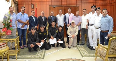 محافظ بورسعيد يكرم ضباط وجنود الشرطة لحفاظهم على المنظومة الأمنية