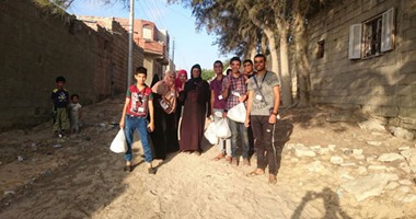 بالصور.. "سيناء الخير" مجموعة شبابية تطرق أبواب المحتاجين وتمدهم بالمساعدات