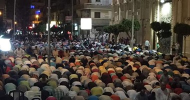 صحافة مواطن.. المصلون يؤدون تهجد ليلة القدر أمام كنيسة القديسين بالإسكندرية