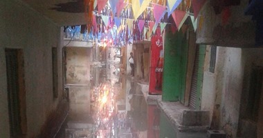 مياه الصرف الصحى تغرق شوارع الدخيلة بالإسكندرية ومخاوف من ملامستها للكهرباء