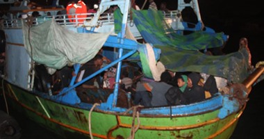 إحباط هروب 24 شخصا من جنسيات مختلفة بمركب هجرة غير شرعية إلى إيطاليا