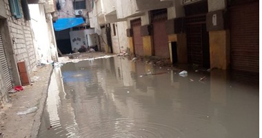 طفح الصرف الصحى فى هانوفيل الإسكندرية بسبب اختلال مناسيب المياه