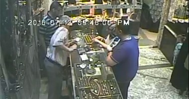 صحافة المواطن: بالفيديو.. فتاة تسرق "خاتم ذهب" من محل مجوهرات فى المطرية