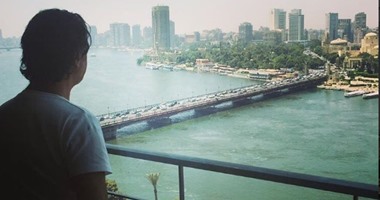 راغب علامة يستمتع بمشهد النيل من غرفته بأحد فنادق القاهرة
