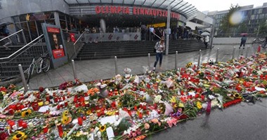 بالصور.. مواطنون ألمان يضعون أكاليل من الزهورعلى روح ضحايا حادث ميونخ