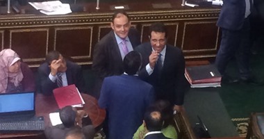 بالفيديو والصور..حديث 5 دقائق بين رئيس البرلمان ومرتضى منصور ونجله قبل بدء الجلسة العامة
