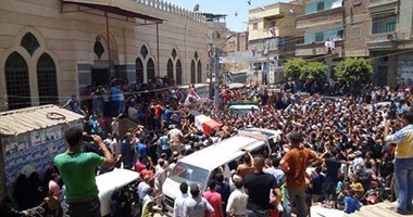 بالفيديو.. ازدحام أمام مسجد السيدة نفيسة خلال تشييع جثامين ضحايا الطائرة المنكوبة