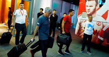 بالصور.. مانشستر يونايتد يغادر الصين بعد إلغاء مباراة الديربى