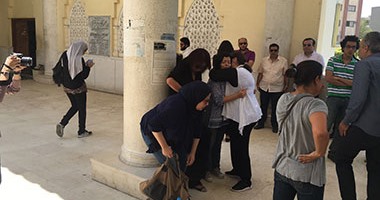 بالفيديو والصور..وصول جثمان الراحل محمد خان إلى مسجد الكويتى استعداداً لصلاة الجنازة