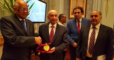 على عبد العال يهدى رئيس مجلس النواب الليبى درع "البرلمان المصرى"
