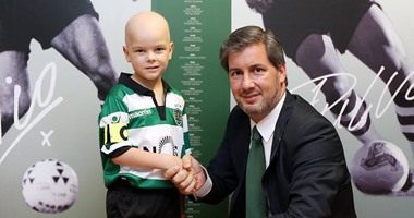 بالصور.. سبورتنج لشبونة يتعاقد رسمياً مع طفل 5 أعوام يحارب السرطان
