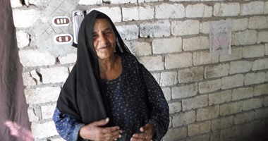 مأساة عجوز بسوهاج توفى زوجها وابنها وترعى أحفادها وتحتاج لعملية مياه زرقاء