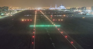 وصول الطائرة "سولار امبالس 2" إلى مطار البطين فى أبو ظبى