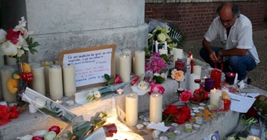 مواطنون فرنسيون يضعون أكاليل الزهور على روح كاهن كنيسة سانت إتيان