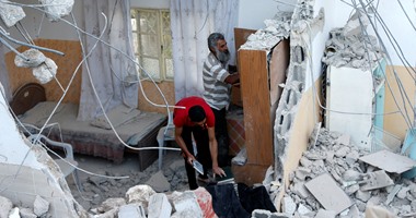 بالصور.. فلسطينيون يتفقدون منزل الناشط محمد الفقيه بعد إستشهاده على يد قوات الإحتلال