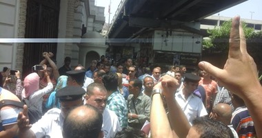 بالفيديو..العاملون بالبريد يحتجون أمام مكتب العتبة للمطالبة بصرف أرباح الاتصالات