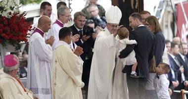 البابا فرنسيس يسقط على الأرض فى يوم الشباب العالمي ببولندا