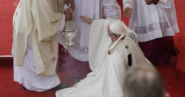 بالفيديو والصور.. بابا الفاتيكان يسقط على ألأرض أثناء إقامة قداس ببولندا
