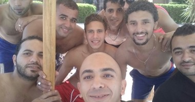 بالصور.. رمضان صبحى مع أصدقائه فى شواطئ العين السخنة