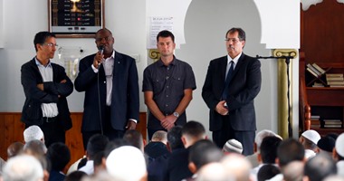 بالصور.. صلاة مشتركة بين مسلمين ومسيحيين فى مسجد بفرنسا بعد مقتل قس