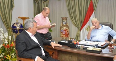 محافظ جنوب سيناء يصل القاهرة قادما من شرم الشيخ بعد احتفالات البرلمان