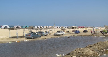 بالصور.. شاطئ بور فؤاد يعانى من مياه الصرف الصحى والكلاب المسعورة