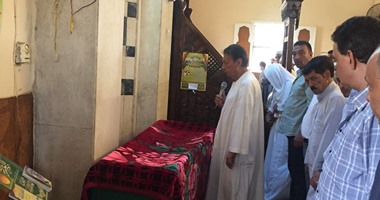 بالصور.. سعد الجمال زعيم الأغلبية يؤم المصلين فى جنازة شقيقته بالصف