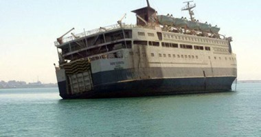 بالصور.. ميل عبارة ركاب أمام ميناء الزيتيات فى السويس ينذر بغرقها 