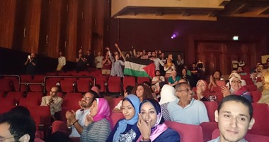 شباب يرفعون علم فلسطين فى حفل "مارسيل خليفة " بمكتبة الاسكندرية