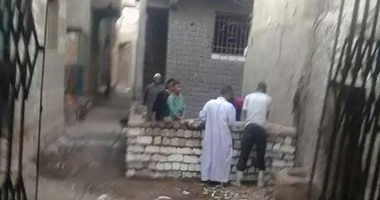 قارئ يتضرر من تعدى جيرانه على الشارع بمركز بنى مزار المنيا 