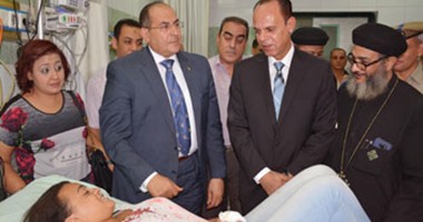 محافظ سوهاج يكرم عاملا أنقذ طالبة طعنها عامل أمام كنيسة مار جرجس