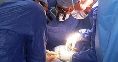 3 جراحين عظام عالميين يجرون 4 عمليات جراحية دقيقة بجامعة أسيوط